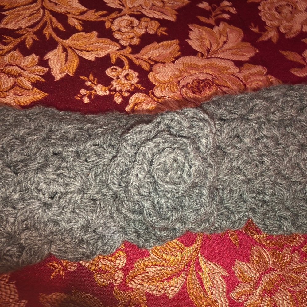 Gray scarf  made in Ecuador ! Can be washed . Flower can be detach and adjust it